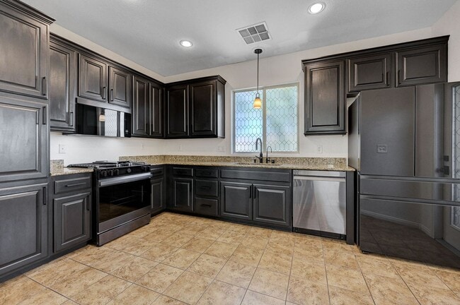 Building Photo - Stylish Tri-Level Home/Tandem Garage in Henderson