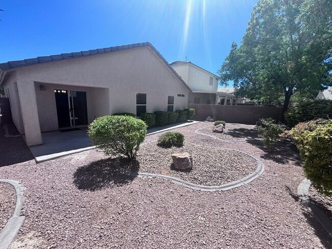 Building Photo - GREAT SINGLE STORY WITH 3 BEDS & 2 BATHS IN GATED COMMUNITY!