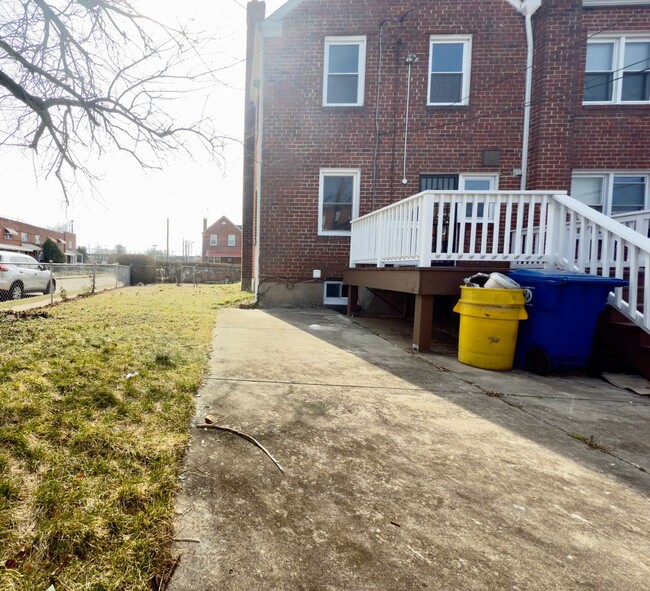 Building Photo - Three Bedroom House In Baltimore