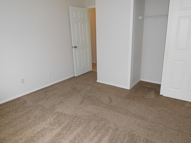 Building Photo - 7401 Branco Dr NE