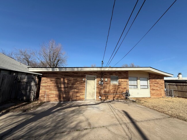 Building Photo - 4 bed , 1.5 bath , inside laundry, fenced yard, ceramic flooring throughout!