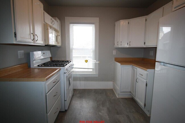 Building Photo - Large refurbished 3 Bedroom Upper