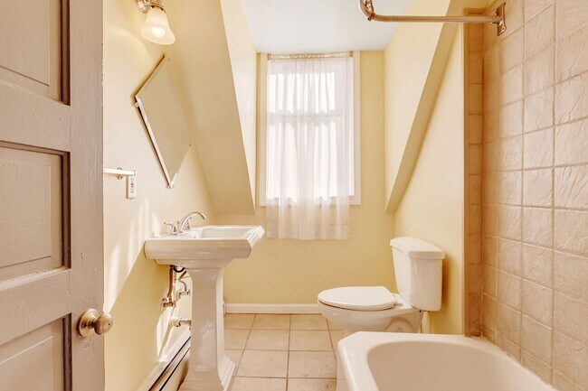 Building Photo - Renovated 5 Bedroom 2.5 Bathroom Apartment...