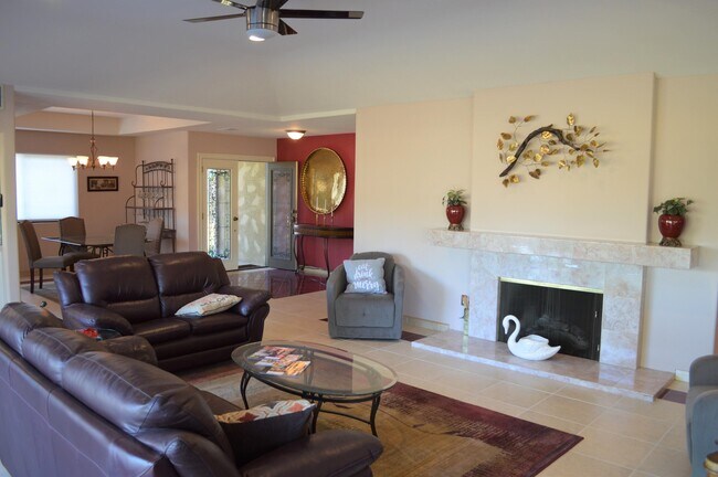 Building Photo - 2288 Oakcrest Dr