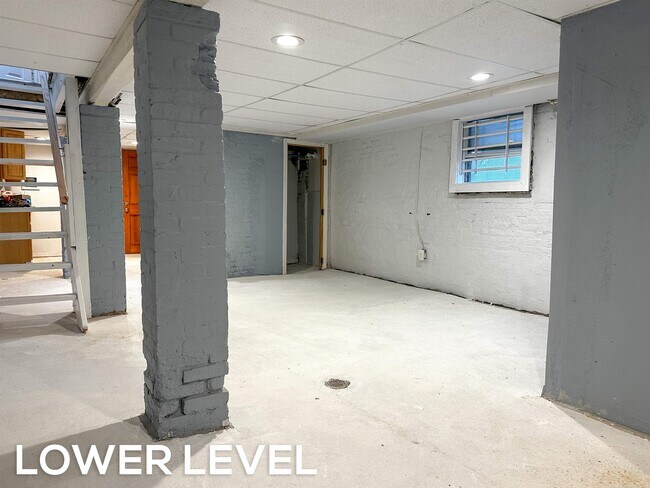 Building Photo - 18 Howard Pl