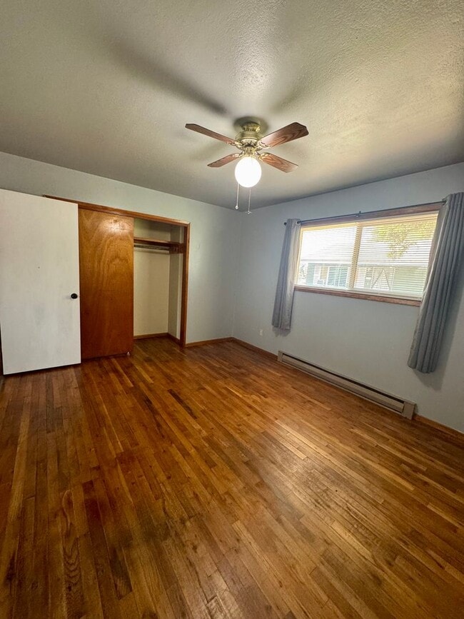Building Photo - Renovated 2 bed 1 bath duplex near town ce...