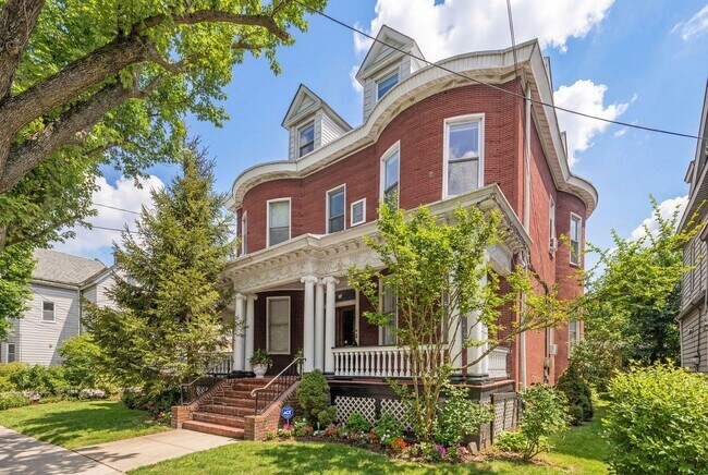 Building Photo - 6 Bonn Pl