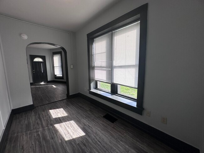 Building Photo - 612 South-