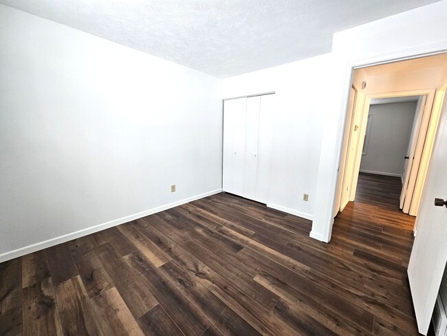 Building Photo - Completely Renovated 2 bedroom in the Holi...