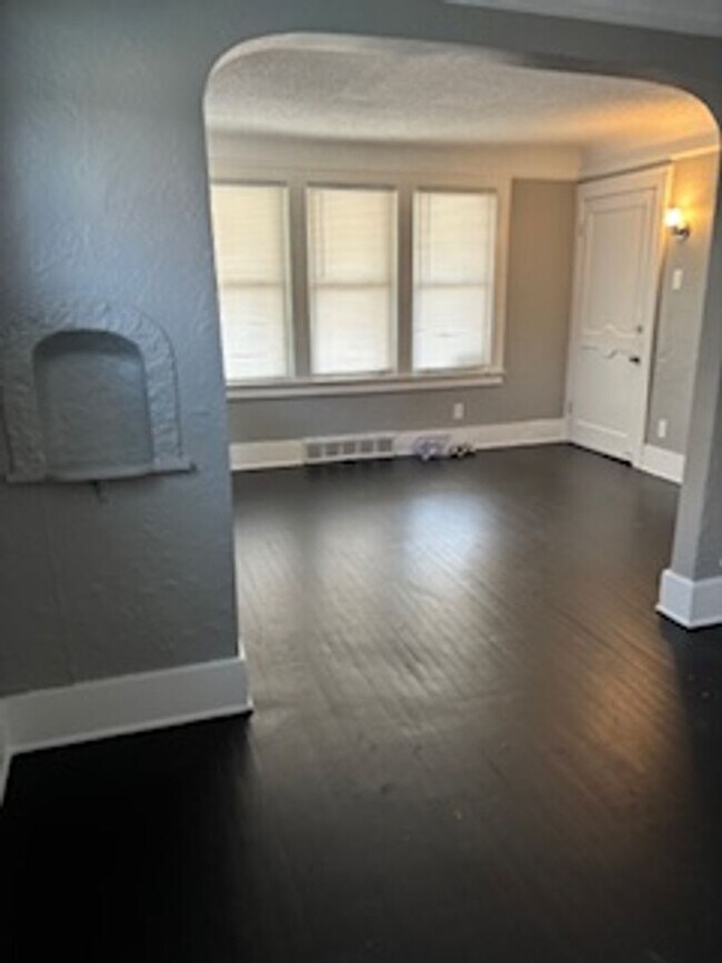 Building Photo - 7543 Lozier Ave