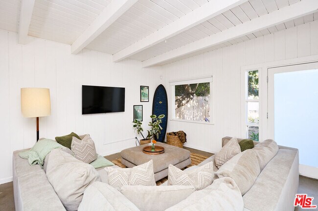 Building Photo - 818 Palms Blvd