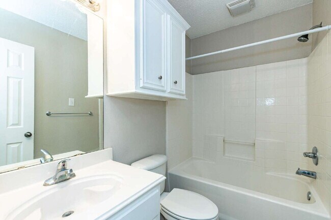 Building Photo - 3 bedroom 3 Bath House plus office
