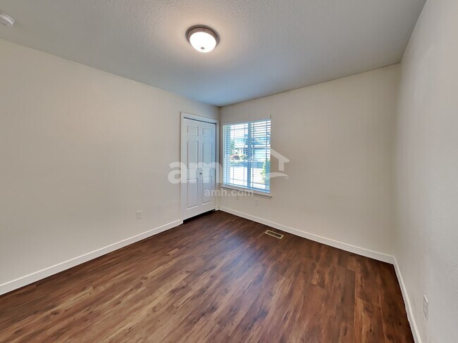 Building Photo - 10415 Red Fern Ct SE