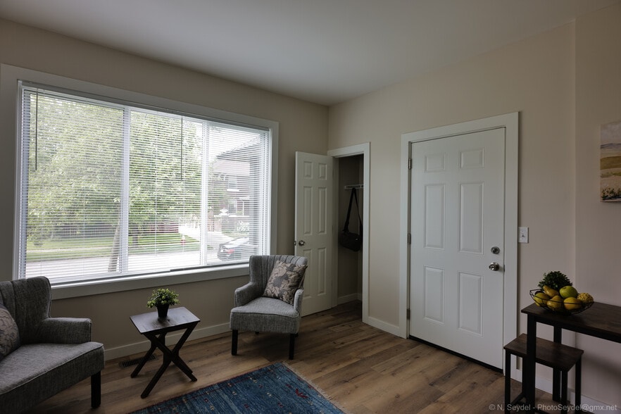 Building Photo - 266 King St