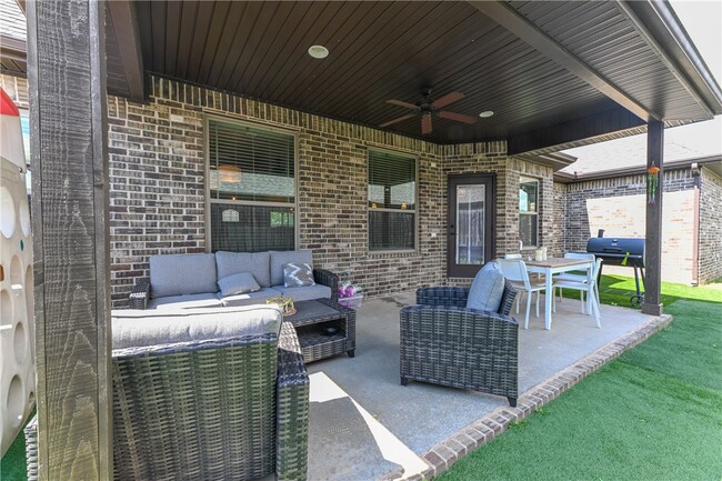 Building Photo - 5824 W Persimmon St