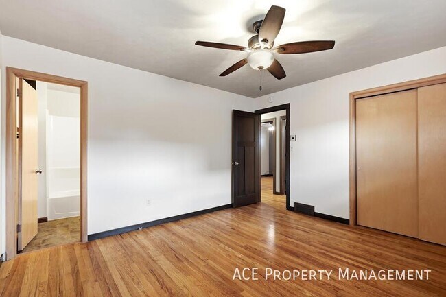Building Photo - 209 Wedgewood Dr