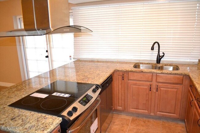 Building Photo - 3 Bedroom - 2  Bedroom - 1656 Sq. Ft - Cas...