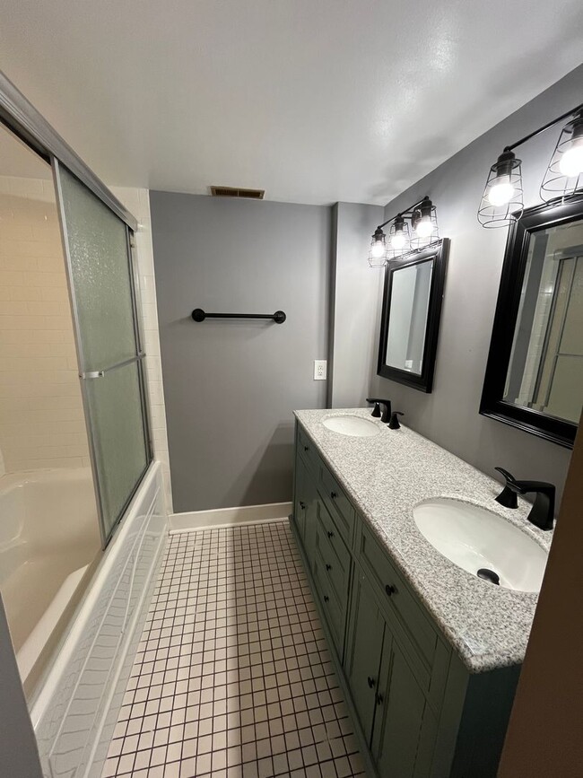 Building Photo - Stylish 2 bedroom 2 full bathroom near The...