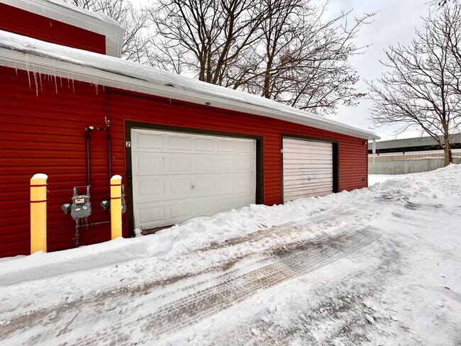 Building Photo - 297 W Larch Ave