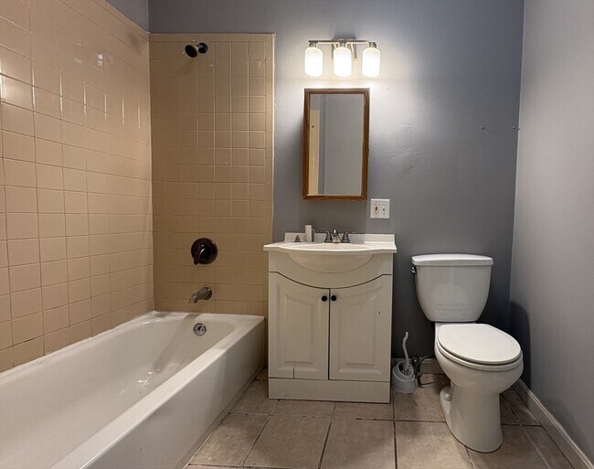 Building Photo - 68 Elm St