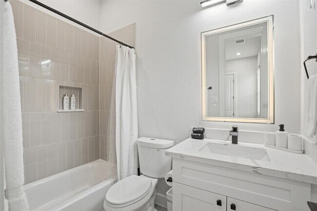 Building Photo - 2306 Hoskins Dr