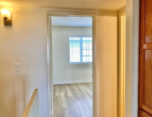 Building Photo - Charming 2 Bedroom 2 Bath townhouse with a balcony in La Crescenta.