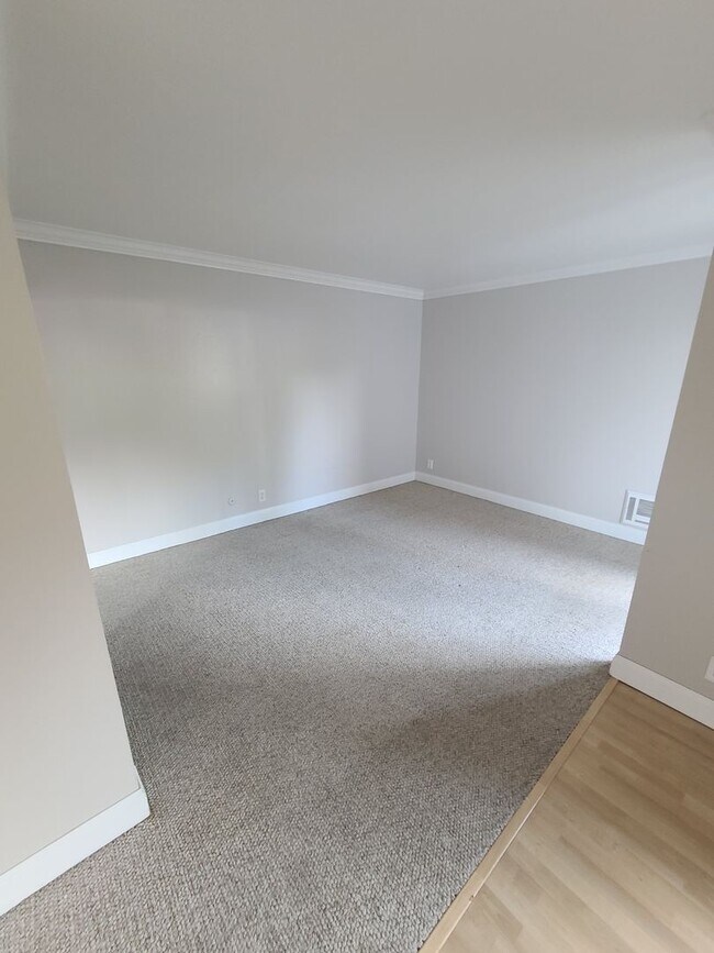 Building Photo - Spacious and Comfortable - Large 1Bd/1Ba - Lots of Natural Light - Private Patio w/ Sun Screens