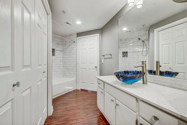 Building Photo - 2320 Gracy Farms Ln