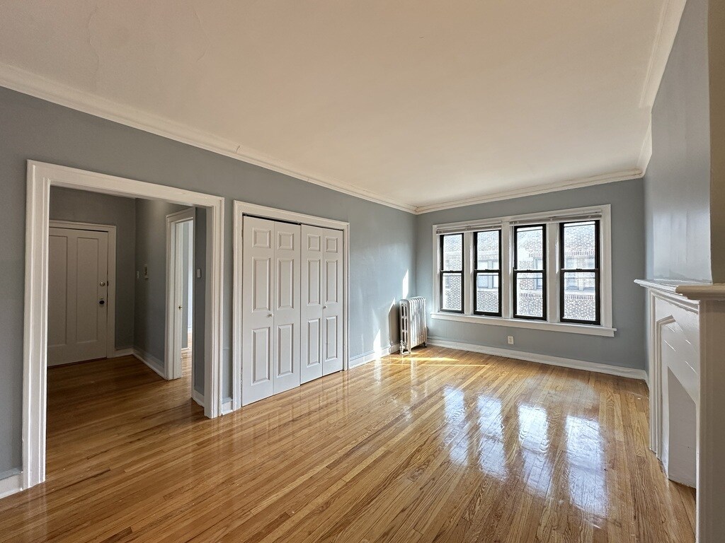 Building Photo - 1323 W Estes Ave