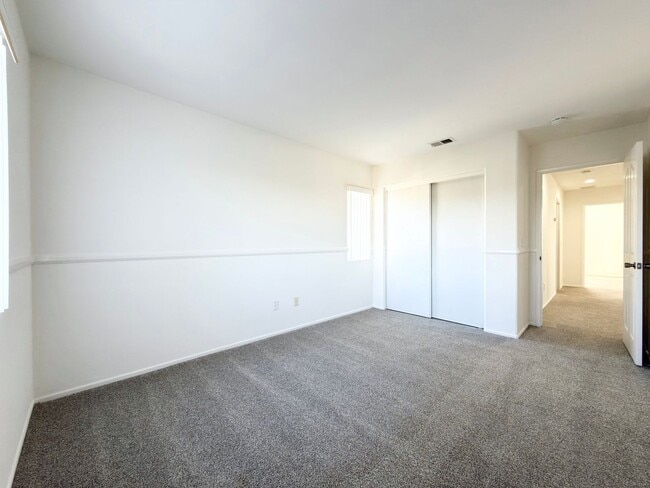 Building Photo - Spacious Home with Expansive Loft!