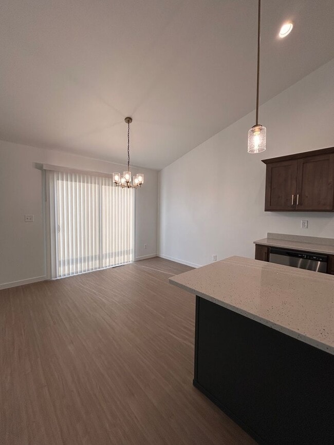 Building Photo - 3 Bed 3 Bath TownHome