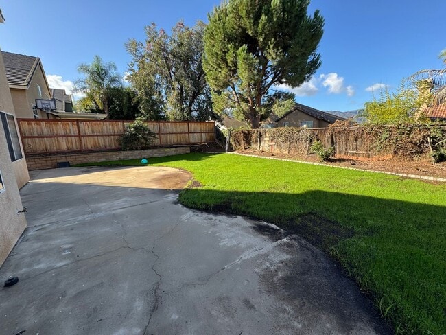 Building Photo - 4 bed 3 full bath house with 3 car garage in Corona for lease