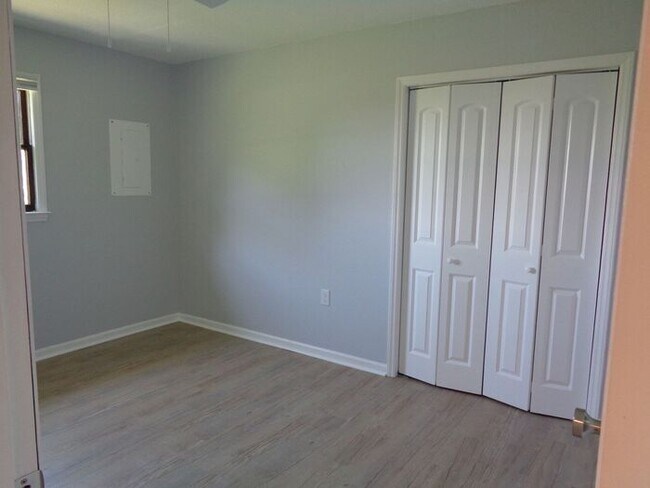 Building Photo - 2BD/1BA Renovated Unit In Ponderosa Village