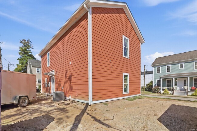 Building Photo - 527 N Prow Ave