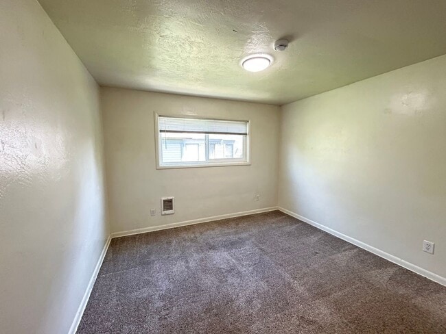 Building Photo - NO APPLICATION FEE AND FREE FIRST MONTHS RENT!! Cozy 2 Bed, 1 Bath Apartment Near Downtown Albany...