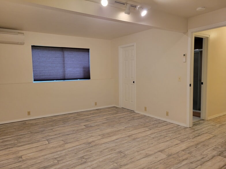 Building Photo - 160 Foxfield Dr