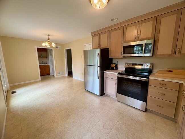 Building Photo - 3 Bedroom 2.5 Bathroom Home Available in Elizabethtown!