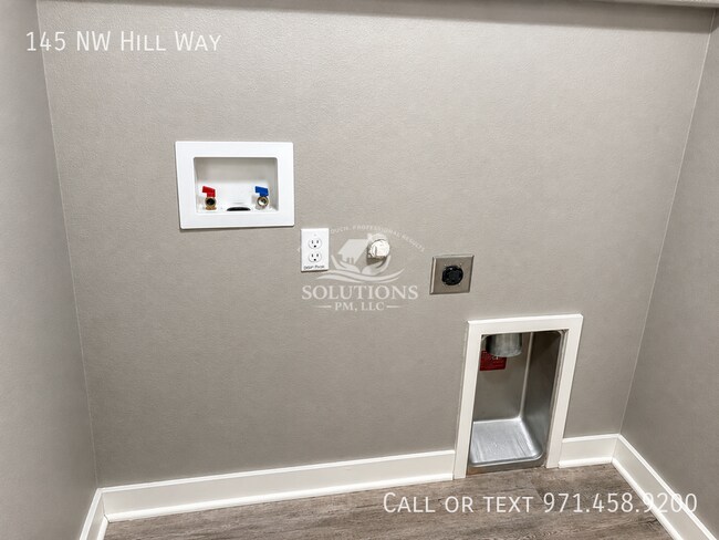 Building Photo - 145 NW Hill Way