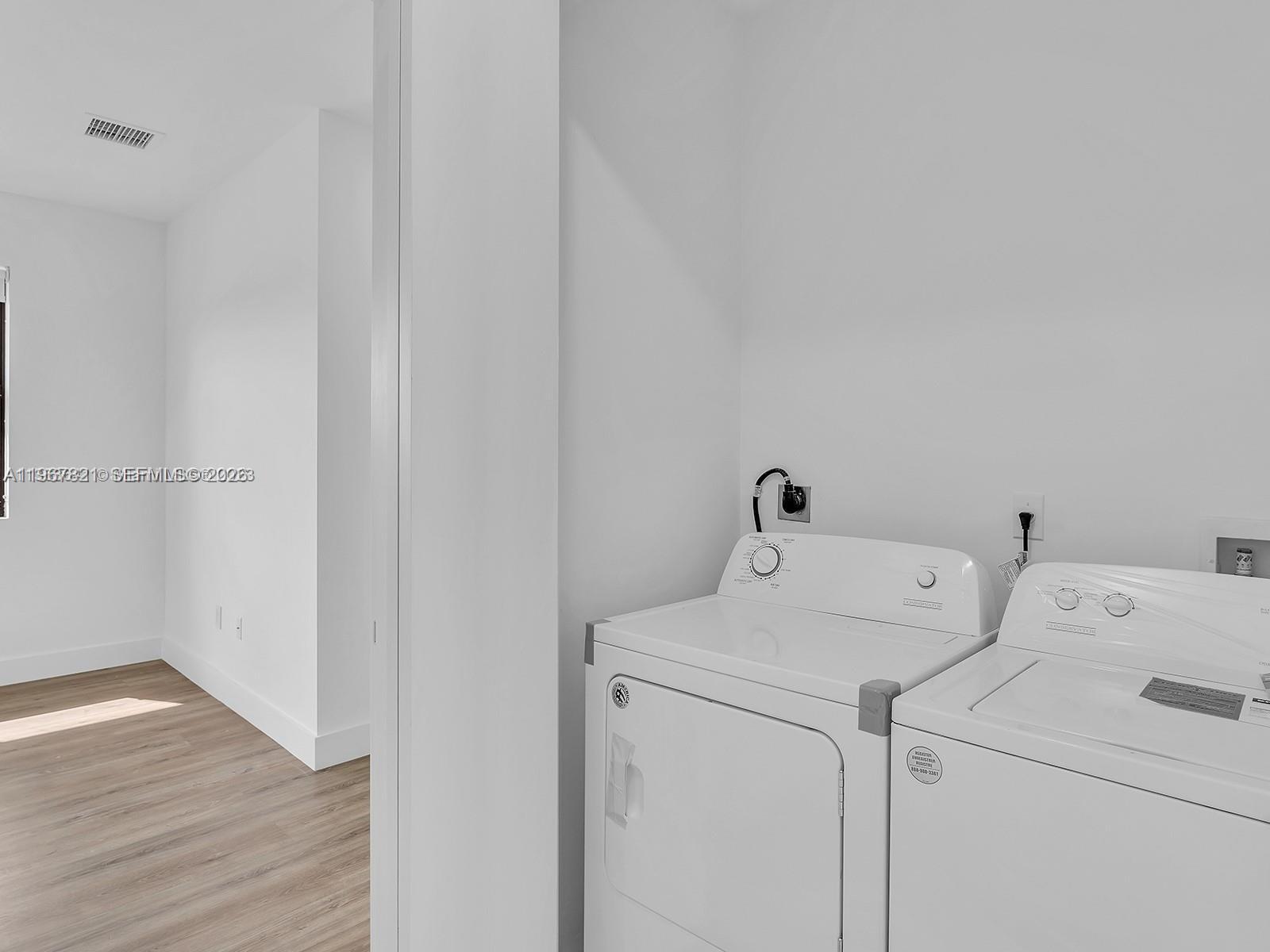 Building Photo - 6130 SW 36th Ct