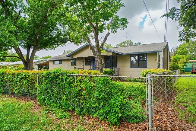 Building Photo - Classic Northeast San Antonio Gem with Two Living Areas - Realtor Commission: $500