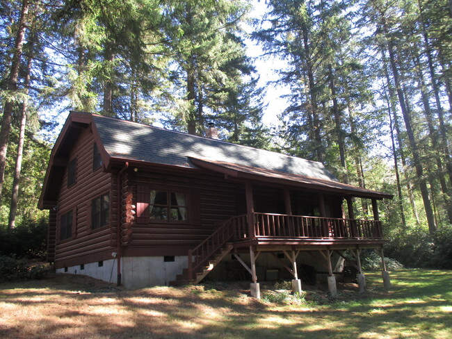 Building Photo - Beautiful 3 bedroom Log Home on large lot ...