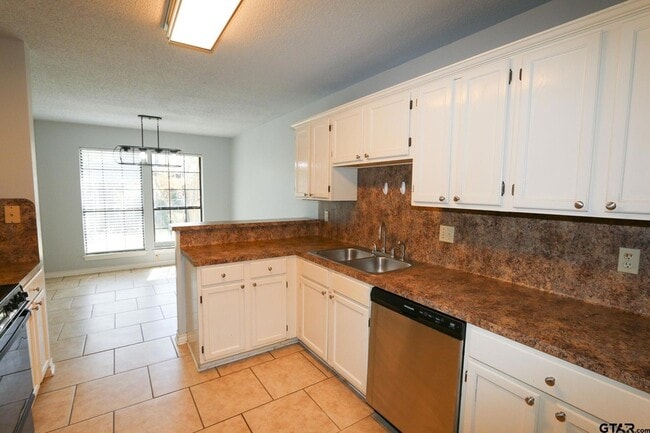 Building Photo - 963 Creekside Drive