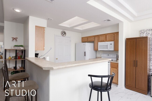 Building Photo - 2-bedroom 2-bathroom upstairs condo fully ...