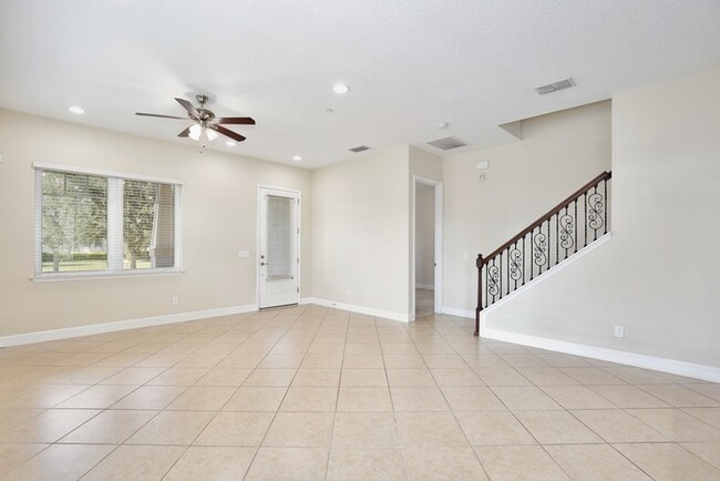 Building Photo - Beautiful 3/2.5 Spacious Townhome with a L...