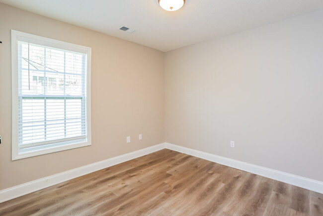 Building Photo - 204 Raleigh Way