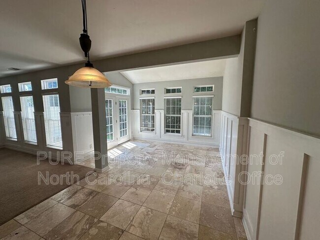 Building Photo - 6033 Queens Walk Ct