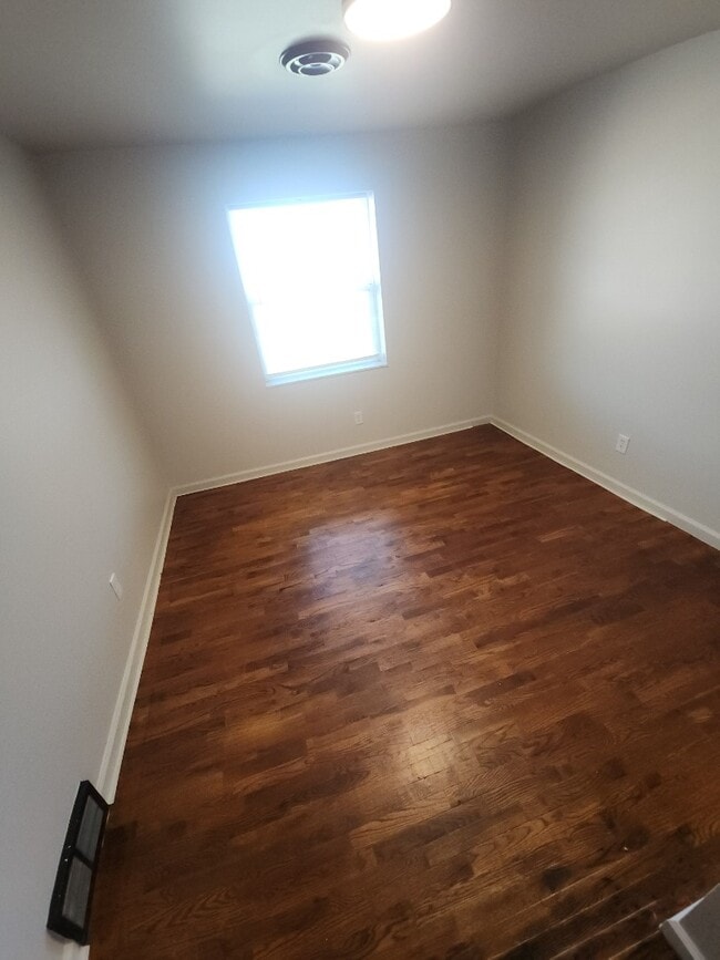 Building Photo - 2 bedroom 1 bath