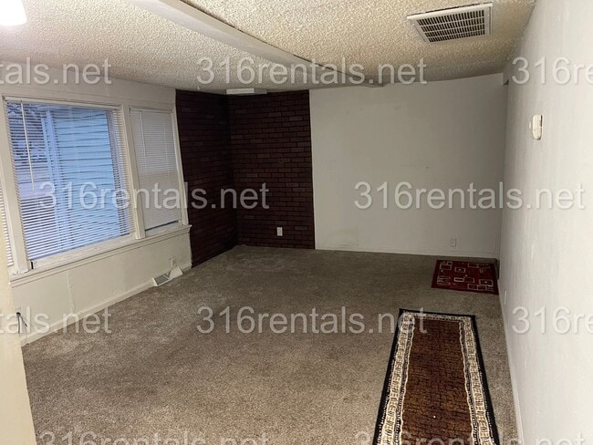 Building Photo - $775 - 2 bed 1 bath - Single Family Home