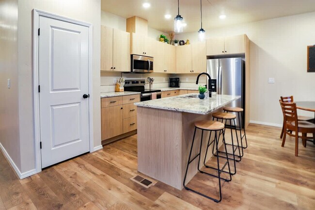 Building Photo - 609 N Kimball Ave