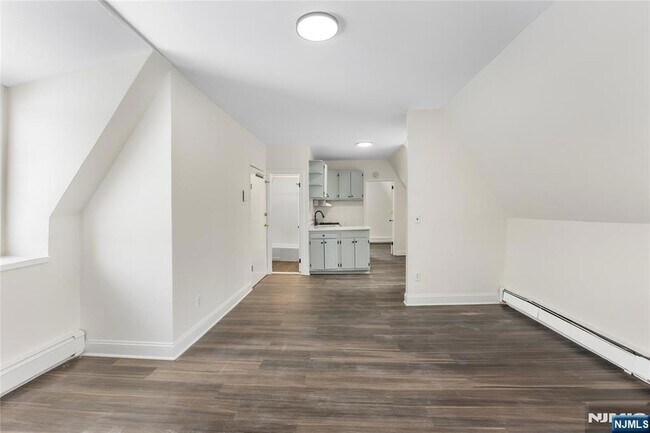 Building Photo - 676 Chestnut St